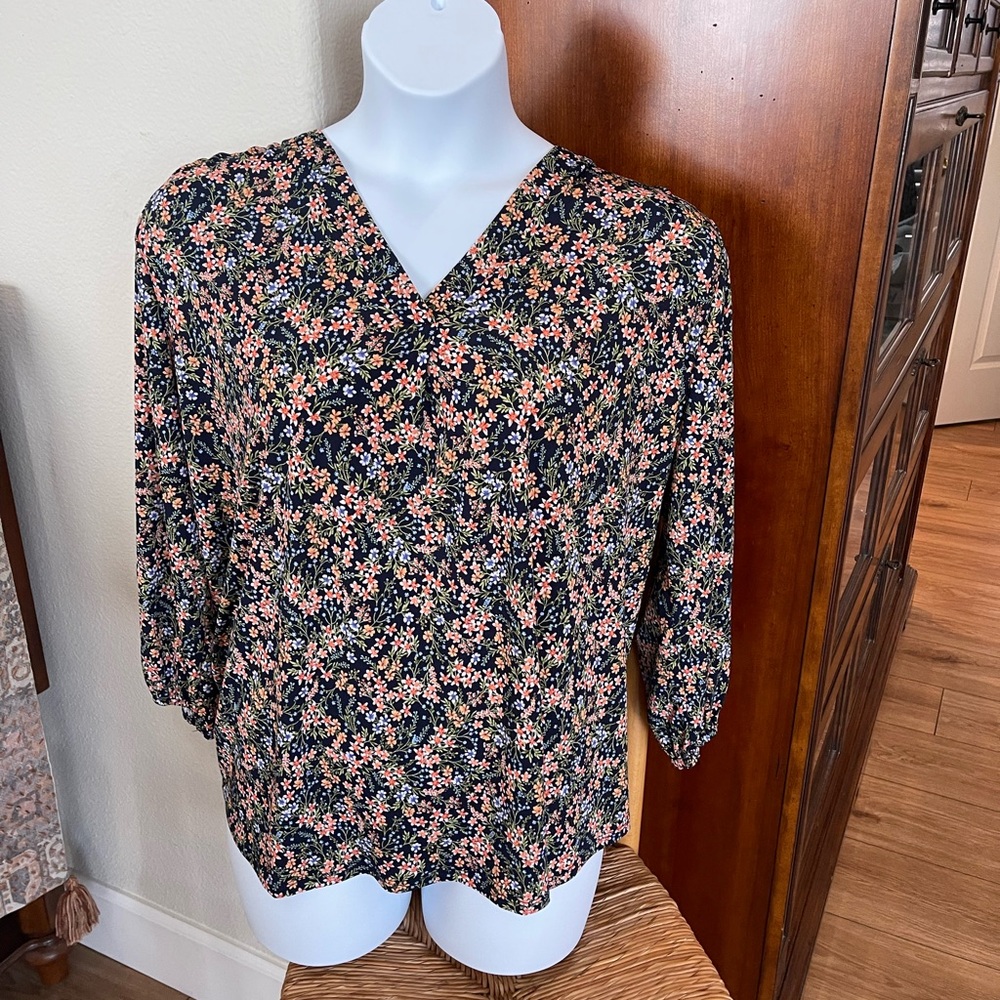 Vince Camuto Floral V-Neck Top - Black and Pink